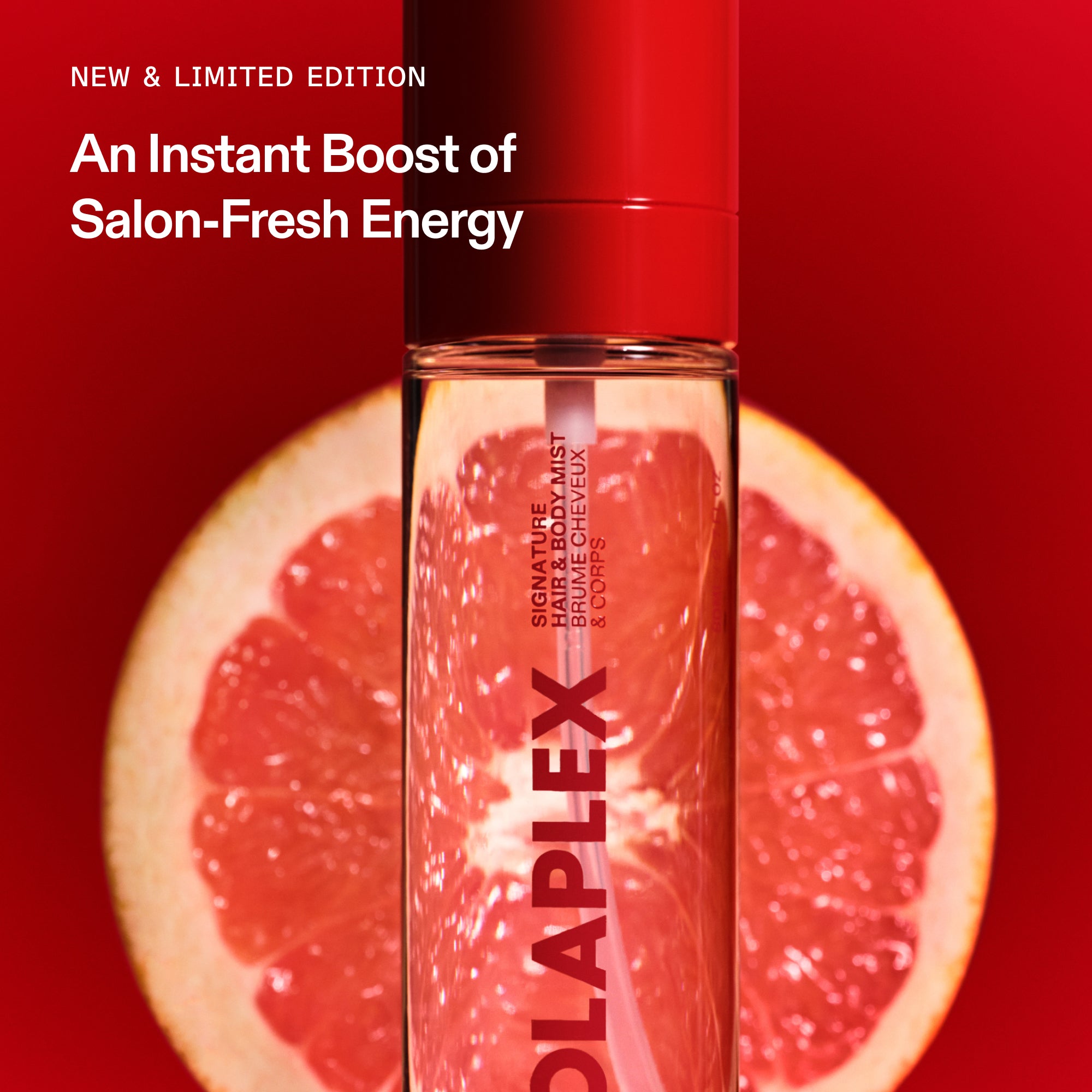 Un flacon de brume parfumée OLAPLEX devant un pamplemousse coupé en tranches sur un fond rouge vif. Le texte promotionnel indique : « NEW & LIMITED EDITION. An Instant Boost of Salon-Fresh Energy. » (Nouvelle édition limitée. Un regain d'énergie instantané digne des salons.).