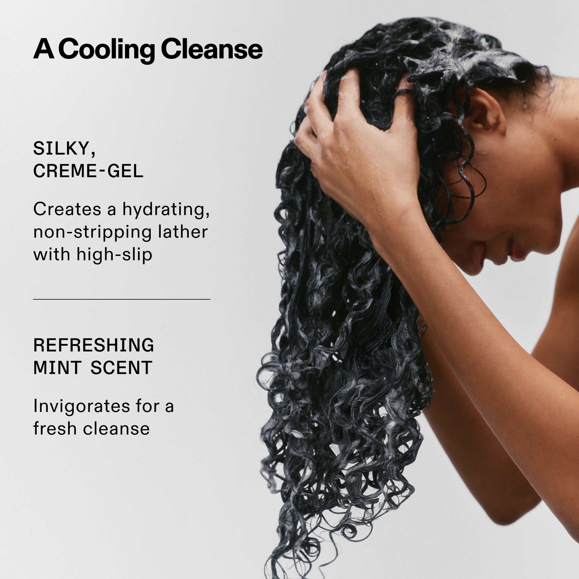 Un mannequin aux cheveux longs et bouclés se lavant avec le N°.4CURL BOND SHAPER™ Shampoo pour obtenir une mousse abondante. Les points forts du texte : Un nettoyant rafraîchissant à la texture soyeuse de gel-crème qui crée une mousse hydratante, non décapante et très glissante; et un parfum de menthe rafraîchissant qui revigore.