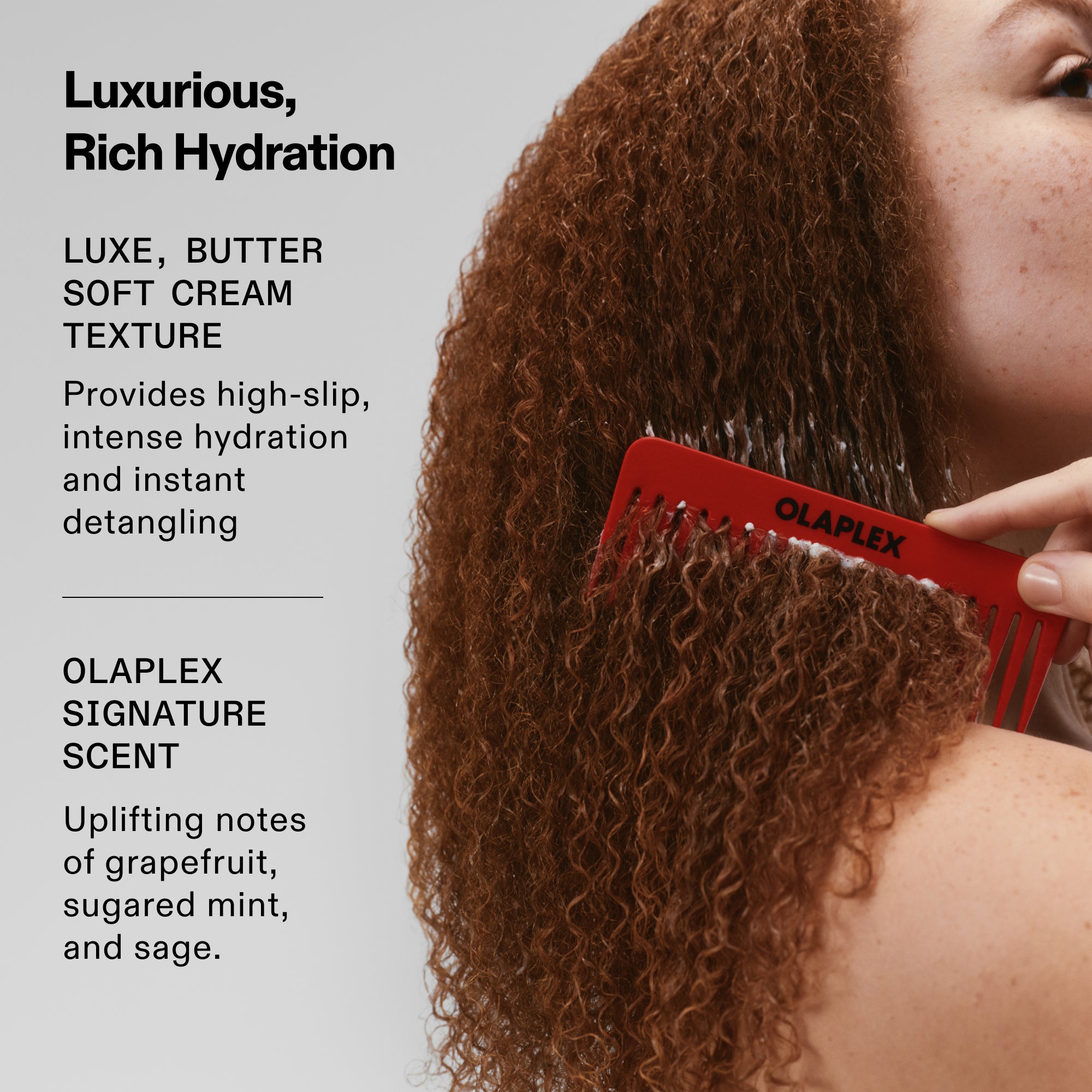 Graphique intitulé « Hydratation riche et luxueuse » mettant en vedette un mannequin passant un peigne rouge OLAPLEX dans ses cheveux bouclés. Le texte décrit une texture crème luxueuse, douce comme du beurre, pour un démêlage instantané. Met en valeur le parfum signature d’OLAPLEX avec des notes inspirantes de pamplemousse, menthe sucrée et sauge.