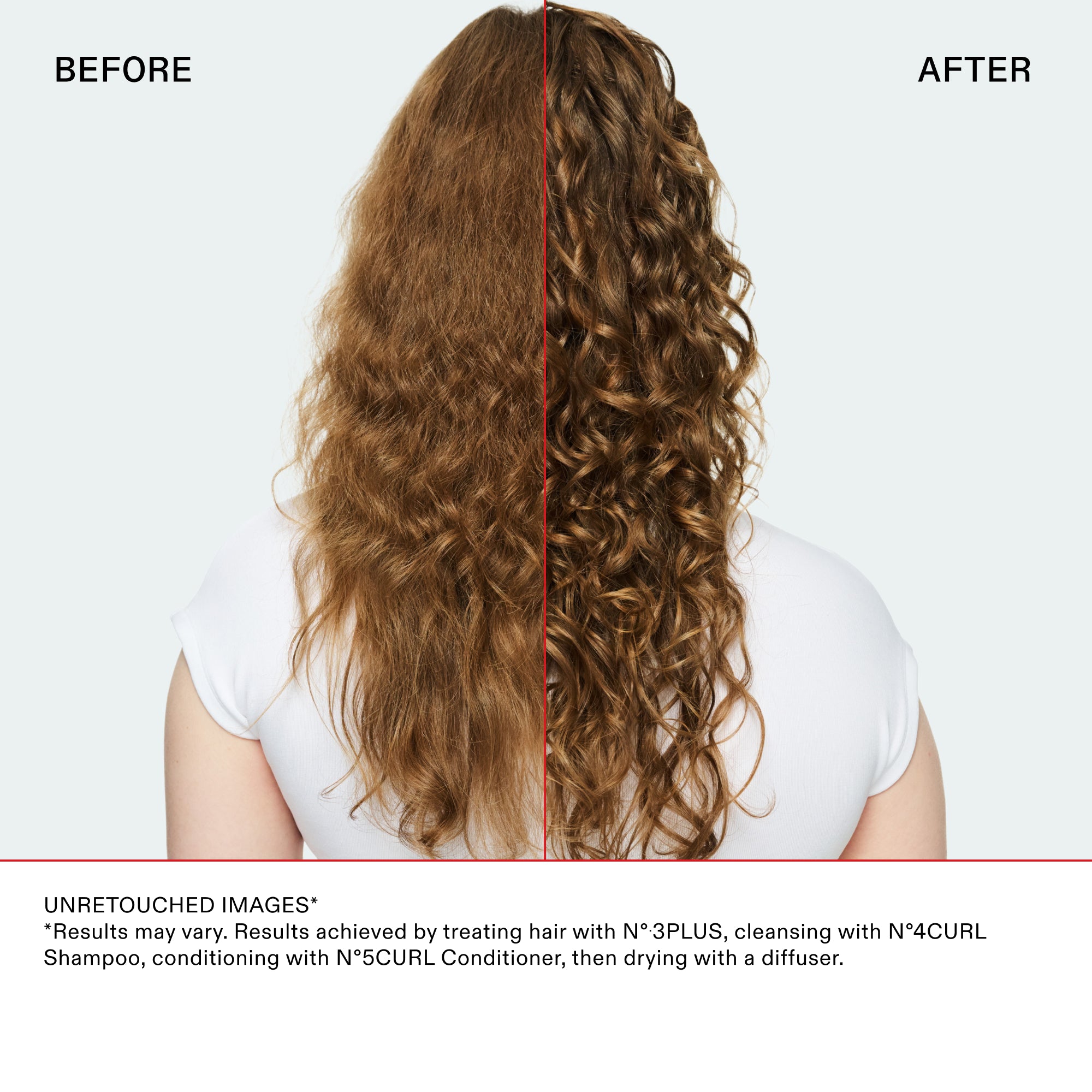 Comparaison avant et après des cheveux bouclés divisés par une ligne rouge. La photo « Avant » montre des cheveux crépus et des ondulations indéfinies. Le côté « Après » montre des boucles très définies, brillantes et rebondissantes. Le texte en bas indique : IMAGES NON RETOUCHÉES. Résultats obtenus en traitant les cheveux avec le N°.3PLUS, en les nettoyant avec le N°.4CURL Shampoo, en les revitalisant avec le N°.5CURL Conditioner, puis en les séchant avec un diffuseur.