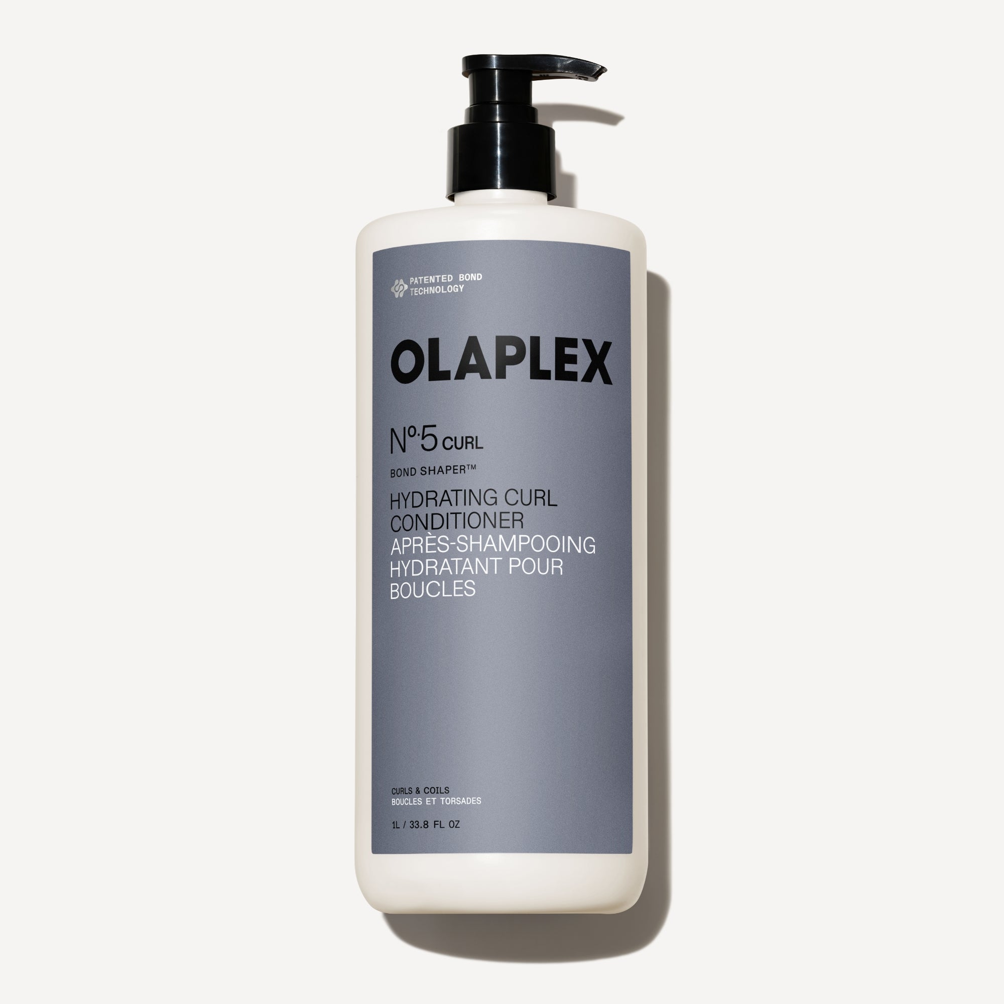 Bouteille de l'Olaplex N°.5CURL Bond Shaper Hydrating Curl Conditioner 1000 ml sur fond blanc uni.