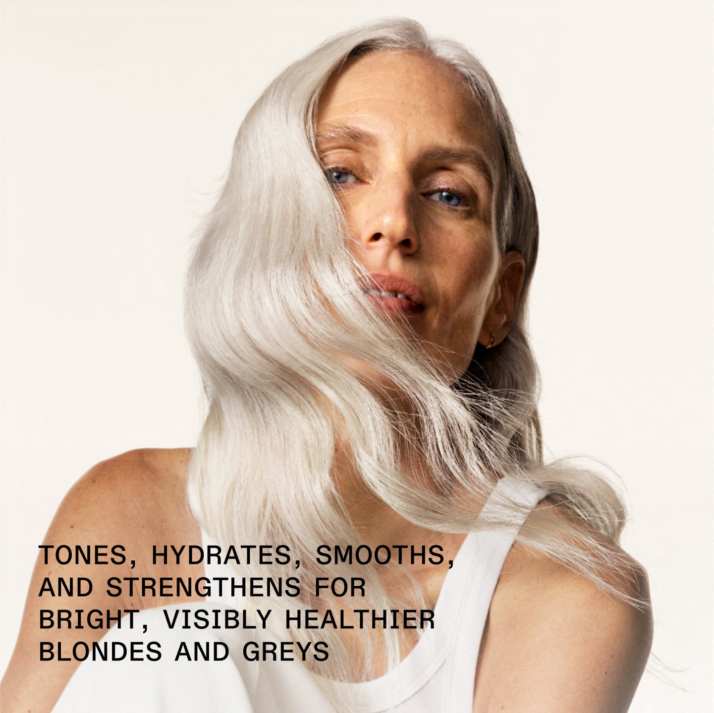 TONIFIE, HYDRATE, ADOUCIT ET RENFORCE POUR DES CHEVEUX BLONDS ET GRIS ÉCLATANTS ET VISIBLEMENT PLUS SAINS