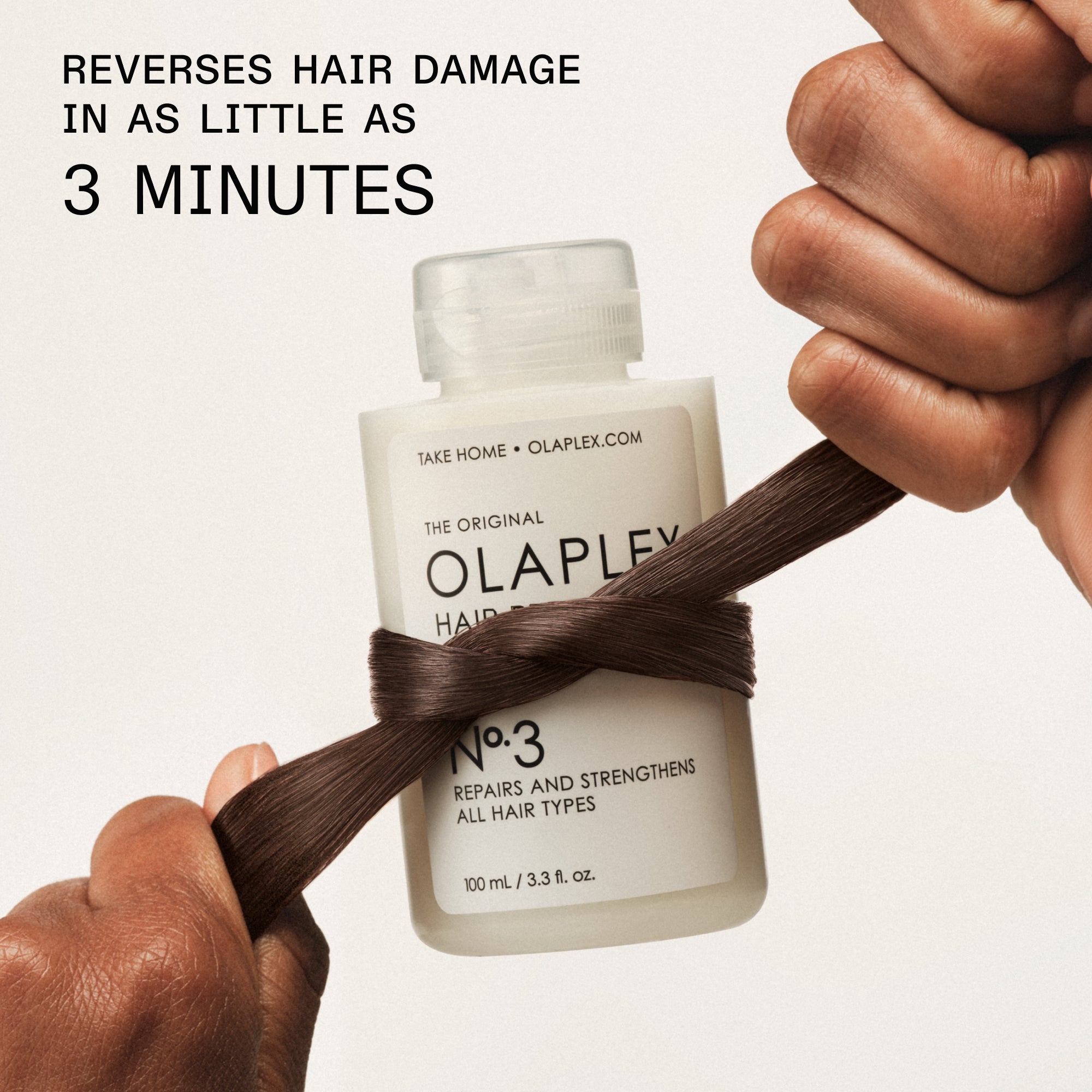 Texte principal : RÉPARE LES DOMMAGES CAPILLAIRES EN SEULEMENT 3 MINUTES

Texte de la bouteille :
À EMPORTER À LA MAISON • OLAPLEX.COM
L'OLAPLEX ORIGINAL
N°.3
RÉPARE ET RENFORCE TOUS LES TYPES DE CHEVEUX
100 mL / 3,3 oz liq.