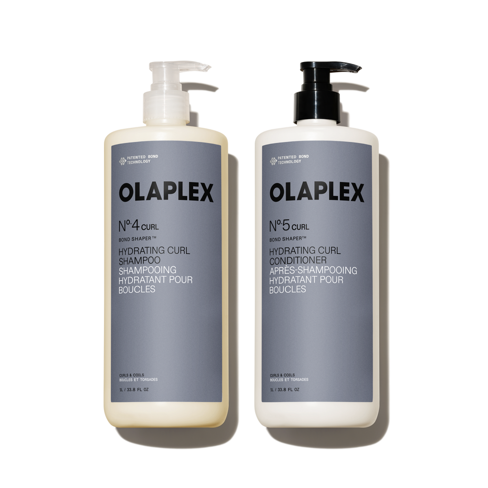 Un coffret d'un litre comprenant les produits OLAPLEX Nº.4CURL Bond Shaper Hydrating Curl Shampoo et Nº.5CURL Après-shampoing hydratant Bond Shaper pour boucles. Les deux bouteilles de 1 L / 33,8 fl oz sont équipées de pompes et sont étiquetées pour les ondulations, les boucles et les boudins. - main view