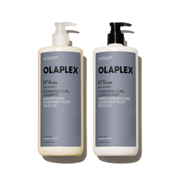 Un coffret d'un litre comprenant les produits OLAPLEX Nº.4CURL Bond Shaper Hydrating Curl Shampoo et Nº.5CURL Après-shampoing hydratant Bond Shaper pour boucles. Les deux bouteilles de 1 L / 33,8 fl oz sont équipées de pompes et sont étiquetées pour les ondulations, les boucles et les boudins. - main view