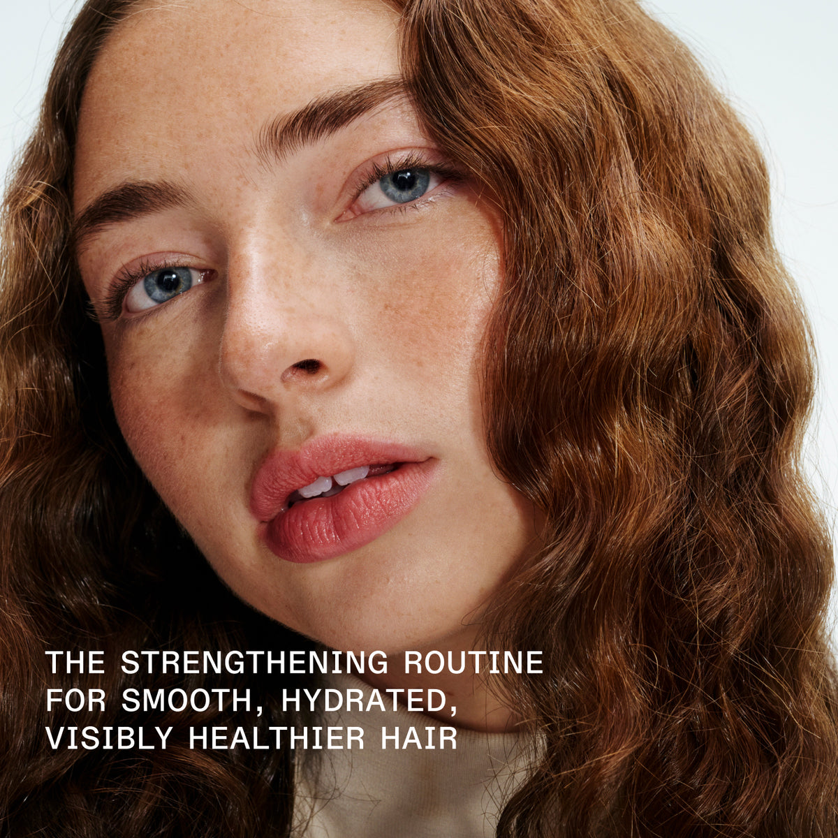 LA ROUTINE RENFORÇANTE POUR DES CHEVEUX LISSES, HYDRATÉS ET VISIBLEMENT PLUS SAINS