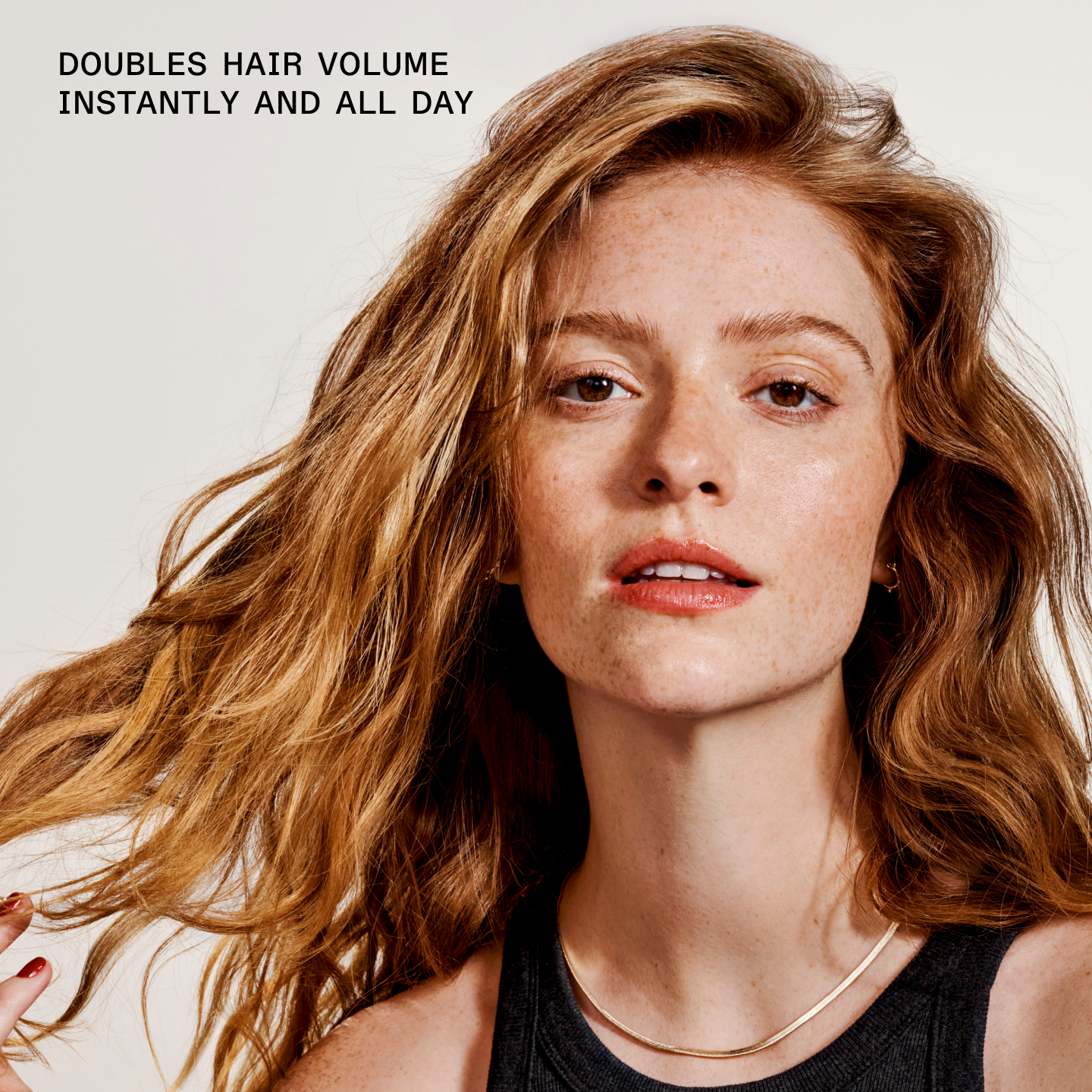 Double instantanément le volume des cheveux, et ce, toute la journée